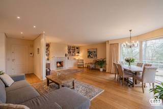 <p><span>Appartement met uniek uitzicht op parkdomein “Wilaard” nabij het centrum van Kapellen!</span></p><p><span> </span></p><p><span>Ontdek dit exclusief appartement van ca. 178 m², gelegen in een prachtig en rustig parkdomein op een steenworp van het centrum van Kapellen. Dit ruime en lichtrijke appartement beschikt o.a. over een leefruimte, eetkamer, volledig uitgeruste keuken, drie slaapkamers, twee ingerichte badkamers en twee ruime terrassen met adembenemend zicht op het groen.</span></p><p><span> </span></p><p><span>De toegang tot het domein verloopt via een automatische poort, gevolgd door een lange oprijlaan naar het appartementsgebouw, waar ruime parkeergelegenheid voorzien is. De centrale inkomhal met trap en lift biedt vlotte toegang tot het appartement.</span></p><p><span> </span></p><p><span>INDELING</span></p><p><span> </span></p><p><span>Op de gelijkvloerse verdieping bevindt zich de inkomhal voorzien van een gastentoilet. Vanuit de inkomhal heeft u toegang tot de lichtrijke leefruimte met open haard. Deze biedt directe toegang tot het terras (voorzien van zonneluifels) met een prachtig uitzicht op het parkdomein. Aansluitend bevindt zich de eetkamer en een volledig uitgeruste keuken, voorzien van een koelkast met vriesvak, keramisch kookvuur met dampkap, vaatwasser en een dubbele spoelbak. Verder zijn er op deze verdieping twee slaapkamers, waarvan één momenteel is ingericht als bureau, en een ingerichte badkamer.</span></p><p><span> </span></p><p><span>Op de eerste verdieping bevindt zich een royale slaapkamer met een ensuite badkamer en toegang tot het dakterras, waar u kan genieten van een indrukwekkend uitzicht over het domein. </span></p><p><span> </span></p><p><span>In de ondergrondse garage beschikt het appartement over een privatieve autostaanplaats (optioneel mee aan te kopen voor € 20.000), evenals een praktische kelderberging (inbegrepen in de vraagprijs).</span></p><p><span> </span></p><p><span>Bijzonderheden:</span></p><p><span>- Recent vernieuwd aan het gebouw: dak, terrassen en videofoons</span></p><p><span>- Gelegen op een gegeerde locatie, midden in een rustige en groene omgeving, maar toch vlak bij het centrum van Kapellen. </span></p><p><span>- De grote raampartijen en ruime terrassen zorgen voor een uitzonderlijk wooncomfort met een schitterend zicht op het park. </span></p><p><span>- Kelderberging aanwezig </span></p><p><span>- Ondergrondse autostaanplaats aanwezig (optioneel mee aan te kopen voor € 20.000)</span></p><p><span>- Het appartement heeft een EPC C-label en is asbestveilig. </span></p><p><span>- De vermelde oppervlaktes zijn indicatief en gebaseerd op het EPC.</span></p><p><span> </span></p>