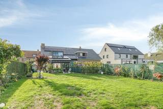 In de Sint-Donaasstraat bevindt zich deze ruime halfopen bebouwing met zonnige tuin, 3 slaapkamers en privé parkeermogelijkheid. Dankzij de recente installatie van zonnepanelen en een thuisbatterij beschikt het pand over een sterke basis op het vlak van eigen energie-opwekking. Met het bijkomend aanbrengen van de nodige isolatie brengt u dit halfopen huis te Zeebrugge in een handomdraai weer helemaal mee met de geldende energienormen.<br /><br />De woning is zeer goed gelegen! Op korte afstand bevind u zich van het strand, winkels en invalswegen naar Brugge of de verdere kust. Ook het openbaar vervoer is binnen wandelafstand. <br /><br />Indeling: <br />GLV:<br />- inkomhal met gastentoilet<br />- slaapkamer 1<br />- badkamer met ligbad en lavabo<br />- leefruimte en eetkamer met toegang tot terras en tuin<br />- keuken<br />- veranda met toegang tot tuin<br />- garage met automatische poort<br /><br />1ste verdiep:<br />- nachthall<br />- slaapkamer 2 met toegang tot extra terras/veranda<br />- bergruimte<br />- toilet<br />- slaapkamer 3 met toegang tot de zolderruimte<br />- zolderruimte<br /><br />Een unieke kans voor wie een huis wil kopen op een strategische locatie aan de kust.<br />Wenst u graag meer informatie of een bezoek? Contacteer de dossierverantwoordelijke Arne Reubens via +32 472 186 304 of arne.reubens@dewaele.com<br /><br />Dit pand is onderworpen aan de renovatieverplichting van de Vlaamse overheid voor residentiële gebouwen (behoudens bij sloop binnen 5 jaar na de aankoop). Consulteer voor meer informatie de website van het Vlaams Energie- en Klimaatagentschap via https://www.vlaanderen.be/een-woning-kopen/renovatieverplichting-voor-residentiele-gebouwen<br /><br />Bestuursmaatregelen in het maatregelenregister: nee