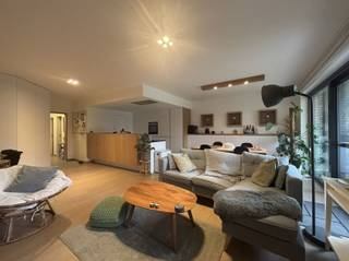   Cet appartement spacieux de plain-pied se trouve dans le Buizegemhof, un quartier calme d'Edegem. Aménagement :On entre par le hall d'entrée,...