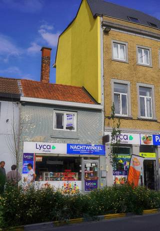 Deze winkel is met de woonst momenteel verhuurd aan 1.450,-€ / maand.<br />Het is een nachtwinkel.<br />Ideaal om zelf uw business te starten.<br />Nachtwinkels genereren goede opbrengst zodat je gemakkelijk én de lening kunt terugbetalen én voorzien in je eigen onderhoud.<br />Electriciteit goedgekeurd, Dubbele beglazing en geïsoleerd dak,<br />Keuken en badkamer zijn doenbaar.<br /><br />Wenst u via architect later een plan in te dienen om het dak recht te trekken en er een volwaardige verdieping van te maken ? Het zal worden goedgekeurd.