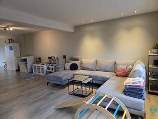 Instapklaar ruim duplex appartement met 2 slaapkamers, 2 terrassen en carport.Welkom in dit energiezuinige duplexappartement. Bij het binnenkomen...