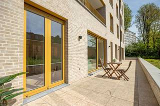 <p><span> </span></p><p><span>Dit splinternieuwe gelijkvloers appartement heeft alles wat je zoekt, maar bijna nooit vindt in de stad. Denk: een bewoonbare oppervlakte van liefst 150 m², drie slaapkamers, hoge plafonds, veel licht en een royale tuin en de perfecte ligging op wandelafstand van het Rivierenhof. Nóg troeven: mogelijkheid om aan te kopen onder 6% btw,- (mits voldaan aan voorwaarden)</span></p><p><span> </span></p><p><span>In dit nieuwbouwappartement is alles hoogwaardig afgewerkt, tot het kleinste hoekje. Die valt meteen op als je – langs de grote voortuin - de inkomhal binnenkomt. De houten parketvloer loopt door over het hele appartement.</span></p><p><span> </span></p><p><span>De open keuken is uitgerust met toestellen van Whirlpool (een garantie op topkwaliteit), een inductieplaat en een stijlvol werkblad. Aansluitend vind je de woonkamer: een indrukwekkende, lichtrijke ruimte met grote ramen, hoge plafonds en moderne accenten (zoals de zwarte spots) en gezellige parketvloer. Het grote schuifraam geeft uit op de tuin, zodat binnen en buiten bij mooi weer naadloos in elkaar overlopen.</span></p><p><span> </span></p><p><span>De achtertuin van 85m² is aangelegd met grijze tegels. Handig en onderhoudsvriendelijk. Ruimte in overvloed om buiten te eten, te spelen of te tuinieren.</span></p><p><span> </span></p><p><span>Drie slaapkamers en luxueuze badkamer</span></p><p><span>Via de nachthal kom je in de drie slaapkamers. Die hebben allemaal dezelfde parketvloer, ALU-ramen met hoog rendementsglas en ingebouwde verluchting. </span></p><p><span>De badkamer is luxueus afgewerkt met een inloopdouche met regenkraan en keramische tegels, dubbele lavabo, grote spiegel en terrazzotegels in steenlook. Daarnaast heeft het appartement nog een aparte berging en een tweede toilet.</span></p><p><span> </span></p><p><span>Modern en energiezuinig</span></p><p><span>Dit nieuwbouwappartement is reeds volledig afgewerkt en dus onmiddellijk beschikbaar! Het voldoet aan alle hedendaagse normen. Met onder andere 7 zonnepanelen (3080 Wp) op het dak en overal hoog rendementsglas woon je hier energiezuinig en toekomstgericht.</span></p><p><span> </span></p><p><span>Rivierenhof om de hoek</span></p><p><span>Je woont hier ideaal, overal dichtbij en toch heerlijk rustig en groen. Het prachtige Rivierenhof, het grootste park van de stad, ligt op amper een paar minuten wandelen. Binnen een straal van nog geen 500 meter zijn liefst vier supermarkten. Ook heel wat buurtwinkels zijn vlakbij. Met de fiets, de bus of de tram sta je snel in de stad, met de auto sta je zo op de autostrade. Door de vernieuwing van de Wouter Haecklaan bevindt je je in het groen. </span></p><p><span> </span></p><p><span>Ondergrondse autostaanplaats aan te kopen voor €28.200</span></p><p><span> </span></p><p><span>Maatregelenregister: in aanvraag</span></p><p><span> </span></p>