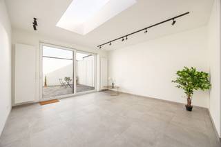 <p><span>Energiezuinige gezinswoning met drie slaapkamers en een garage</span></p><p><span> </span></p><p><span>Deze recent gerenoveerde woning in Muizen combineert wooncomfort met een uitstekende locatie. De centrale ligging tussen Antwerpen en Brussel maakt Muizen enorm interessant om zowel met de wagen als het openbaar vervoer beide steden vlot te bereiken. Daarbovenop is Muizen nog een echt dorp waar alle voorzieningen aanwezig zijn op wandel-en fietsafstand van de woning. De woning zelf werd tot op het bot gestript en volledig in het nieuw gezet. Met drie slaapkamers, een ruime garage en een gezellige tuin biedt deze rijwoning alles wat u nodig heeft. Dankzij het EPC label A hoeft u zich ook geen zorgen meer te maken op het vlak van energiezuinigheid.</span></p><p><span> </span></p><p><span>Indeling</span></p><p><span> </span></p><p><span>Gelijkvloers:</span></p><p><span>- Inkomhal</span></p><p><span>- Keuken</span></p><p><span>- Eetkamer</span></p><p><span>- Woonkamer</span></p><p><span>- Apart toilet</span></p><p><span>- Tuin</span></p><p><span>- Garage</span></p><p><span>- Twee parkeerplaatsen</span></p><p><span> </span></p><p><span>Eerste verdieping:</span></p><p><span>- Slaapkamer 1 </span></p><p><span>- Slaapkamer 2</span></p><p><span>- Badkamer</span></p><p><span> </span></p><p><span>Zolderverdieping:</span></p><p><span>- Slaapkamer 3</span></p><p><span> </span></p><p><span>Troeven:</span></p><p><span>- Energiezuinig met een EPC label A</span></p><p><span>- Zonnepanelen</span></p><p><span>- Zeer ruime garage</span></p><p><span>- Rustige maar centrale ligging </span></p><p><span> </span></p><p><span>Ben je geïnteresseerd in deze woning te koop in Muizen, ben je op zoek naar ander vastgoed of wens je de waarde van jouw eigendom te kennen? Dan ben je bij BOLT Immo aan het juiste adres! Wij helpen jou graag verder.</span><span> </span></p>