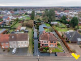 Bent u op zoek naar een woning met enorme mogelijkheden voor wonen en werken? Deze ruime halfopen bebouwing in Heusden-Zolder combineert een comfortabele gezinswoning met een indrukwekkend magazijn, ideaal voor een zelfstandige, hobbyist of als extra opslagruimte.<br /><br />De Woning – Ruimte en Comfort<br />Met een bewoonbare oppervlakte van 222 m² biedt deze woning alle ruimte die een gezin nodig heeft.<br /><br />Gelijkvloers: De woning verwelkomt u met twee lichtrijke zithoeken en een eethoek die aansluit op de keuken. <br />Daarnaast vindt u hier een eerste slaapkamer en een badkamer met inloopdouche, wat de woning uitermate geschikt maakt voor wie gelijkvloers wil wonen.<br />Eerste verdieping: Hier bevinden zich nog eens 3 volwaardige slaapkamers en een praktische bergplaats.<br /><br />Garage &amp; Opslag: Naast de inpandige garage is er extra bergruimte voorzien in de woning zelf.<br />Achteraan de tuin bevindt zich een groot magazijn van maar liefst 140 m². <br />De woning is uitgerust met 2 nieuwe condenserende gasketels, nieuwe ramen en rolluiken.<br /><br />Dit allemaal op een een paar minuutjes van het centrum van Heusden-Zolder, Beringen en de autosnelwegen.<br />Is dit de woning die je zocht? Maak dan snel een afspraak op het nummer 013 66 62 08!!