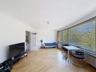 <strong>FOREST : A coté du Parc Duden et de l'Altitude 100 ainsi que de toutes commodités, studio lumineux de ±38m² situé au 3e étage avec ascenseur. Il se compose comme suit : hall d'entrée, salle de douche et wc, pièce de vie ±25m², cuisine équipée ( taques, frigo et congélateur ) et une cave. Charges : Provisions de 140€/mois comprenant les communs, eau chaude, eau froide et chauffage. PEB D-. Disponible le 01/10/2026.</strong><br /><br /><span>Au 3e étage avec ascenseur :<br /><br /></span>- Hall d'entrée<br />- Salle de douche avec wc<br />- Pièce de vie ±25m²<br />- Cuisine équipée ( taques, frigo et congélateur)<br /><br />Cave
