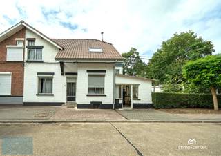 <br /><br />Op een toplocatie in de tuinwijk van Winterslag (Staatstuinwijk 16) staat deze ruime gezinswoning met zij- en achtertuin en garage.<br /><br />De woning beschikt over een <strong>lichte woonkamer met bureau</strong>, <strong>een ingerichte keuken, een veranda en een recent vernieuwde badkamer</strong>.<br />Op de eerste verdieping bevinden zich <strong>4 slaapkamers</strong>.<br /><br />Troeven:<br /><br />Nieuw dak<br /><br />Recente mazout ketel.<br /><br />Instapklaar<br /><br />Rustige ligging op een boogscheut van het centrum van Genk<br /><br />Vlotte verbinding naar C-mine en autosnelwegen<br /><br />👉 Interesse? Contacteer ons voor een bezoek en ontdek de mogelijkheden van deze woning!<br /> 