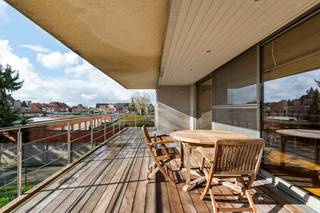 Laat u betoveren door dit uitzonderlijk ruime en luxueus afgewerkte appartement in het hart van Wommelgem, waar licht, comfort en elegantie harmonieus samenkomen. Met een riant zonneterras van 45 m², drie volwaardige slaapkamers en hoogwaardige afwerking is dit een unieke woonkans.<br /><br />Gelegen op de eerste verdieping van een kleinschalig gebouw met lift, wordt u verwelkomd via een stijlvolle inkomhal met maatkasten. De lichtrijke leefruimte met warme parketvloer vloeit naadloos over in de open, volledig uitgeruste keuken met verfijnd kookeiland en granieten werkblad — een plek waar koken en genieten centraal staan.<br />De drie uitzonderlijk ruime slaapkamers (36 m², 21 m² en 20 m²) bieden ongeziene mogelijkheden en zijn afgewerkt met parket en maatwerk. De royale badkamer straalt pure klasse uit, met ligbad, inloopdouche en hoogwaardige afwerking.<br /><br />Extra troeven zijn de praktische (was)berging, het maatwerk doorheen het hele appartement en het gunstige EPC A.<br /><br />Maandelijkse kosten: ca. €105.<br />2 autostaanplaatsen verplicht aan te kopen (€40.000).<br />2 kelderbergingen inbegrepen.<br /><br />Een zeldzame combinatie van ruimte, licht en verfijning — een plek om meteen thuis te komen.