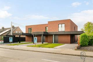 Energieneutrale luxewoningen te koop aan De Gavers – E-peil 0 (6% BTW mogelijk)

Ontdek deze 3 hoogwaardige nieuwbouwwoningen op een topligging nabij De Gavers. Deze energiezuinige parels combineren luxueuze afwerking, moderne architectuur en maximaal wooncomfort; ideaal voor wie toekomstgericht wil wonen.

Indeling

Bij het binnenkomen wordt u verwelkomd in een stijlvolle inkomhal met gastentoilet. De lichtrijke leefruimte met prachtig parket sluit naadloos aan op de volledig geïnstalleerde open keuken met kookeiland, uitgerust met Siemens-toestellen en een duurzaam composiet werkblad. Aansluitend vindt u een praktische berging.

Via de leefruimte heeft u toegang tot het aangelegd terras en de volledig omheinde tuin – perfect om in alle rust te genieten.

Op de verdieping bevinden zich:

Nachthal
3 ruime slaapkamers
Moderne badkamer met inloopdouche, ligbad en dubbele lavabo
Apart toilet

Troeven:
- E-peil 0 (energieneutraal wonen)
- 6% BTW mogelijk (onder voorwaarden)
- Geothermische warmtepomp (vloerverwarming &amp; vloerkoeling)
- Zonnepanelen
- Regenwaterput van 20.000 liter
- Duurzame massieve houtbouw
- Instapklaar en tot in de puntjes afgewerkt

2 halfopen bebouwingen
1 gesloten bebouwing met uitweg achteraan

Interesse in deze unieke woonkans nabij natuur en voorzieningen?
Contacteer ons voor meer info of een bezoek via: emiel@immobeguin.be