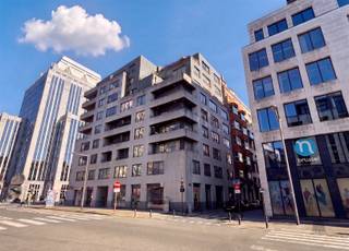 <p>Dit gerenoveerde (2025), gemeubelde en instapklare appartement bevindt zich op de derde verdieping van residentie Jacqmain (bouwjaar 2006), centraal gelegen aan de Emile Jacqmainlaan in het hart van Brussel. Dankzij de uitstekende ligging bevinden de Nieuwstraat, metrostation Rogier, het Manhattan Center en de Grote Markt zich op wandelafstand. Met een bewoonbare oppervlakte van 81 m² beschikt het appartement over een lichtrijke leefruimte met een volledig ingerichte open keuken, twee volwaardige slaapkamers (10 en 18 m²) en een moderne badkamer met douche, wastafel en toilet. De recente renovatie en verzorgde afwerking zorgen voor hedendaags wooncomfort, terwijl de aanwezige inrichting een onmiddellijke ingebruikname mogelijk maakt. De eigendom geniet bovendien van een vlotte bereikbaarheid dankzij de nabijheid van de Brusselse Ring en de autosnelwegen E40 en E19. Een ondergrondse parkeerplaats kan afzonderlijk worden aangekocht. Kelder nr. 7 is inbegrepen in de verkoopprijs. Met een EPC-score D en een bestaande verhuur vormt dit appartement een interessante opportuniteit voor investeerders die op zoek zijn naar een eigendom met onmiddellijk rendement, maar ook voor wie een centraal gelegen woonst in Brussel zoekt. Voor meer informatie of een (eerste) bezoek contacteer frederik@immo-time.be!</p>