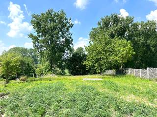 Goed en commercieel gelegen recente VILLA. 24 ZONNEPANELEN met BATTERIJ en certificaten, regenwater, volledig onderkelderd. INDELING: inkom, gezellige grote leefruimte met open geïnstalleerde keuken, extra grote bureau/polyvalente ruimte, berging, toilet, 3 slaapkamers, badkamer, ONDERKELDERD. Bezoek na afspraak met IMMO BEGUIN yves@immobeguin.be