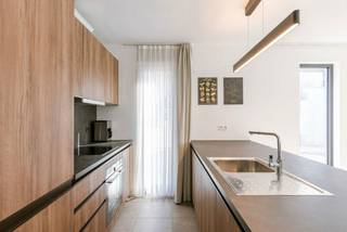 Op de Frans van Ryhovelaan 57 in Gent bevindt zich dit gelijkvloers appartement van 92 m², gebouwd in 2019, met twee slaapkamers, twee badkamers en een aangename privatieve tuin van 20 m² met aansluitend terras van 6 m². <br /><br />De ruime woonkamer geniet van veel natuurlijke lichtinval en sluit mooi aan op de moderne keuken. Het appartement maakt deel uit van een moderne woonsite met nieuwbouwprojecten en groene binnentuinen, wat zorgt voor een aangename woonomgeving. Bovendien ligt het op korte afstand van het centrum van Gent, met winkels, openbaar vervoer en andere voorzieningen in de buurt. <br /><br />Ook op vlak van comfort en bergruimte zijn er heel wat troeven. De ondergrondse autostaanplaats is verplicht mee aan te kopen. Daarnaast beschikt het appartement over een afzonderlijke berging en een afgesloten fietsenberging met plaats voor drie fietsen. Met een EPC-label A en zonnepanelen met omvormer beschikt het appartement bovendien over een gunstig energetisch profiel. <br /><br />De combinatie van de moderne bouwstijl, de lichtrijke leefruimte, de privatieve buitenruimte en de centrale ligging maakt dit een interessante opportuniteit op de Gentse vastgoedmarkt. <br /><br />Vraagprijs appartement: € 349.000<br />Verplichte aankoop ondergrondse autostaanplaats: € 20.000<br />Totale aankoopprijs: € 369.000<br /><br />Plan uw bezoek via Jarno op 0473 28 42 26 of via jarno@vicusvastgoed.be.