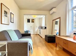 Magnifique studio meublé dans une maison de maître authentique ! (<1 an : 01/10/2025 - 30/06/2026)Vous accédez à ce studio meublé situé au 3e étage via l’escalier. Le studio se compose d’un espace de vie avec une cuisine récemment installée. La salle de bain est équipée d’une douche, d’un lavabo et de toilettes. À l’arrière, un espace à coucher est également disponible. Il est entièrement et élégamment meublé. La période de location est de 9 mois. L’appartement bénéficie d’un excellent emplacement dans le quartier Markgrave, tout près des accès autoroutiers.- Charges mensuelles : aucune- Caution : 2.790 € (3 mois de loyer)- Disponible : 1/1/2026 - 30/06/2026- Type de contrat : Contrat d’occupation courte durée (< 1 an)- Adresse : Desguinlei 178 - 2018 ANTWERPESAbricasa propose un accompagnement immobilier personnel et actif de A à Z ! Faites connaissance avec nous !