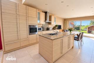 Deze <strong>gezinswoning met 3 slaapkamers</strong> biedt een aangename combinatie van ruimte, comfort en praktische voorzieningen. Met een lichtrijke leefruimte, open keuken, tuin, garage en een lange oprit naast de woning beschikt dit pand over heel wat troeven!<br /><strong>Indeling van de woning</strong><br /><strong>Gelijkvloers:</strong><br />Via de inkomhal met afzonderlijk gastentoilet komen we in de ruime <strong>mooie, lichtrijke leefruimte</strong>, die voldoende plaats biedt voor een gezellige zithoek en eetruimte.<br />Aansluitend bevindt zich de <strong>open, ingerichte keuken</strong>, die voorzien is van een praktisch kookeiland en heel wat kastruimte.<br />Daarnaast beschikt het gelijkvloers over een handige berging/wasplaats en een <strong>badkamer uitgerust met een ligbad, douche, toilet en lavabomeubel</strong>.<br /><strong>Eerste verdieping</strong><br />Op de eerste verdieping ( die wat op te frissen valt) bevinden zich <strong>3 slaapkamers</strong>, die verschillende mogelijkheden bieden voor een gezin, thuiswerk of hobbyruimte.<br />Daarnaast is er nog een <strong>zolderruimte (nog te isoleren)</strong> ideaal als bijkomende opbergruimte.<br /><strong>Buitenruimte</strong><br />Ook buiten heeft deze woning heel wat te bieden!<br />De woning beschikt over een groot terras met een <strong>aangename tuin met gazon</strong>, waar het heerlijk vertoeven is tijdens zonnige dagen.<br />Een bijzondere troef is de <strong>lange oprit naast de woning</strong>, die doorloopt tot achteraan het perceel en heel wat parkeermogelijkheden biedt.<br />Achteraan bevindt zich bovendien een <strong>vrijstaande garage</strong>, ideaal voor het parkeren van een wagen of het opbergen van fietsen en tuinmateriaal.<br /><strong>Een woning met heel wat mogelijkheden!</strong><br />Bent u op zoek naar een <strong>gezinswoning met 3 slaapkamers, een aangename tuin, voldoende parkeergelegenheid en een praktische indeling?</strong> Dan is deze woning zeker een bezoek waard!<br />📞 <strong>Interesse? Contacteer IMMO DEBO en plan vandaag nog uw bezoek!</strong><br /> 
