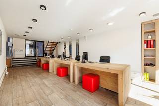 Beeld je in: jouw eigen kantoorruimte, pilatesstudio, winkel of showroom? Met een overzichtelijke en flexibele indeling waardoor u uw pand makkelijk kan aanpassen aan uw eigen activiteit, zijn de mogelijkheden eindeloos. Pluspunt: het pand is langs twee kanten vlot bereikbaar, Frankrijklei en Kipdorpvest. Centraal gelegen? Check! Hierdoor krijgt uw toekomstige zaak een sterke visibiliteit. En dan hebben we het nog niet gehad over de gigantische ruimte die naar wens kan worden ingevuld. Maar liefst 341 m² is nu beschikbaar. Waar? Hartje Antwerpen, beter gezegd: de Frankrijklei. <br /><br />Kort geschetst hier nog eens alle troeven op een rijtje: 
<ul>
	<li>Centrale ligging</li>
	<li>Goede bereikbaarheid</li>
	<li>EPC A </li>
	<li>Veel lichtinval</li>
	<li>Kelder voor extra opslag 95m²</li>
</ul>
<br />Kortom: een unieke locatie voor jouw toekomstig project! <br /><br /><span>Benieuwd naar meer? Neem contact op voor een bezichtiging via 0483 51 30 01 of mail naar ruzanna@wellimmo.net</span>