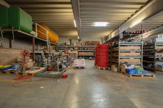 Magazijn van 720 m² op een ruim perceel van 5.000 m² te koop.Mogelijkheid tot aankoop volledige bedrijfsgebouw en perceel. Het bedrijfsgebouw bestaat...