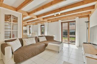 In Harendijke vinden we dit charmante vissershuisje terug op een perceel van 200 m². De woning werd gebouwd in 2008 en beschikt over een bewoonbare oppervlakte van 80 m² volgens EPC. Dankzij de gezellige indeling, de tuin en de privatieve staanplaats is dit een interessante woning als tweede verblijf of investering aan de kust.<br /><br />Op het gelijkvloers bevindt zich een inkomhal met apart toilet. De lichtrijke woonkamer sluit mooi aan op de keuken en eetkamer. De keuken is praktisch ingericht en voorzien van onder meer een vaatwasser, combioven, koelkast met vriesvak, inductiekookplaat en dampkap. Verder is er op het gelijkvloers een eerste slaapkamer met ingebouwde kasten en een badkamer met ligbad, douchevoorziening en lavabo.<br /><br />Op de eerste verdieping bevinden zich twee ruime slaapkamers en een nachthal met ingebouwde kasten. De woning wordt gemeubeld verkocht, waardoor ze meteen gebruiksklaar is.<br />Buiten geniet u van een aangename tuin met gras, terras, buitenverlichting, stopcontact en waterkraan. Daarnaast is er een praktische berging met de meters en de Vaillant CV-ketel.<br />Extra troeven zijn het EPC-label B, conforme elektriciteit, asbestveilige toestand, centrale verwarming, houten ramen met dubbele beglazing en een privatieve staanplaats.<br /><br />Een verzorgd en instapklaar vissershuisje op een aangename locatie in Harendijke.