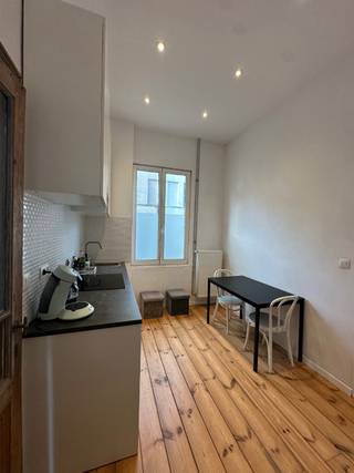 Leuke gelijkvloerse gemeubelde studio, op centrale ligging. <br />Deze karaktervolle studio is onmiddellijk beschikbaar en 100% instapklaar.<br /><br />Indeling: <br />We komen binnen in de leefkeuken, deze is voorzien van een leuke zitplaats met prachtige planchervloer en een moderne keukenblok voorzien van een vaatwasser, koelkast, oven, kookvuur, dampkap, spoelbak, en enkele kasten. <br />Daarnaast vinden we de badkamer. Deze is voorzien van een ruime douche, toilet, en een lavabomeubel. <br />Naast de leefkeuken vinden we de leef/ slaapruimte, met een mooie tegelvloer. Deze ruimte is voorzien van een zithoek, bureautje en een dubbel bed met daarnaast een kleerkast. <br />Verder is er nog een voorziening met wasmachine en droogkast. <br /><br />Bijzonderheden:<br />- Mooie authentieke elementen<br />- Hoge plafonds, veel lichtinval<br />- Provisie maandelijks verbruik water, gas, elektriciteit en internet: 150 euro. <br />- EPC score 383 kWh/m².<br />- Zoeken rustige huurder voor minstens 1 jaar.