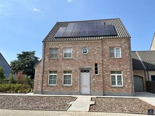 <p><span>Prachtige villa op een ruim perceel van 880 m²</span></p><p><span>Deze ruime en lichtrijke villa combineert comfort, kwaliteit en volop ruimte. </span></p><p><span>Gelegen op een mooi perceel van 880 m² biedt deze woning alles wat u zoekt voor comfortabel wonen én extra mogelijkheden naar de toekomst.</span></p><p><span>Op het gelijkvloers geniet u van een </span><span>zeer royale leefruimte met open keuken</span><span>, badend in natuurlijk licht. <br />Daarnaast is er een extra kamer/bureel en een ruime garage, aangevuld met een grote berging/wasplaats met douche.</span></p><p><span>De 1ste verdieping omvat </span><span>3 ruime kamers, een dressing en een stijlvolle badkamer</span><span>. <br />Op de 2de verdieping is er bovendien nog volop potentieel om </span><span>minstens 2 extra kamers</span><span> te creëren.</span></p><p><span>Ook technisch is deze woning uitstekend uitgerust met onder andere </span><span>zonnepanelen, airconditioning en elektrisch bediende rolluiken</span><span>. <br />De elektriciteit is conform en dankzij het </span><span>EPC-label B</span><span> is de woning bovendien energiezuinig.</span></p><p><span>Buiten geniet u van een </span><span>mooie, ruime tuin met twee terrassen</span><span>, waarvan één aansluit op het ruime tuinhuis.</span></p><p><span>Een zeer mooi en compleet aanbod voor wie op zoek is naar ruimte, comfort en toekomstmogelijkheden!</span></p><p><span> </span></p><p><span>Interesse ?   Gelieve ons dan te contacteren op het nummer 03 775 41 88 of mail naar <span>kurt@vastgoed-smet.be</span></span><span> </span></p><p><span><span>www.vastgoed-smet.be</span></span></p><p><span> </span></p><p><span>“De verstrekte gegevens/informatie (zowel online als gedrukt) worden vrijblijvend verstrekt, enkel ter inlichting, zonder contractuele verbintenis of garantie van onzentwege en kunnen op ieder ogenblik gewijzigd worden”</span></p><p><span> </span></p><p><span> </span></p>
