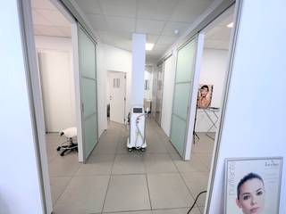 Dit multifunctioneel pand bevindt zich in een zijstraat van de Lange Steenstraat, dé bruisende winkelstraat van Kortrijk, en valt meteen op dankzij de royale vitrine die zorgt voor maximale zichtbaarheid. U komt binnen via een centrale inkom, er zijn 5 aparte ruimtes, een keuken en een toilet. Dankzij de modulaire (geïsoleerde) wanden kan je de inrichting eenvoudig aanpassen aan jouw specifieke noden. Er zijn water- en elektriciteitsaansluitingen voorzien in elke ruimte, waardoor het geheel geschikt is voor uiteenlopende doeleinden. Alsook is er een ventilatiesysteem, centrale verwarming op gas en de mogelijkheid voor airco, die een comfortabele werkomgeving garanderen. Dankzij de goede EPC-score ( B ) geniet u bovendien van een lage energiefactuur. !<br /><br />Kortom dit pand biedt eindeloze mogelijkheden, zoals een schoonheidssalon, nagelstudio, kinesist, kapsalon, interimkantoor, commerciële winkel of een vrij beroep. <br />Voor zowel klanten als medewerkers zijn er nabijgelegen ondergrondse parkeermogelijkheden. Momenteel is het pand verhuurd aan een Headspa centrum. Uittrede eventueel bespreekbaar.<br /><br />Interesse? Bel of mail Jasper: jasper@immopottelberg.be of 0479/27 71 92.