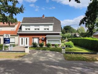 Ruime half open woning in de wijk Elshout te Schoten.Centraal gelegen met goede verbinding naar Schoten centrum, Brasschaat, ‘s Gravenwezel en St...