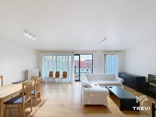 <p><b><span>EVERE: </span></b><span>Gelegen nabij het Belgische militaire domein en het gemeentehuis van Evere, ruim appartement met 3 slaapkamers van ±114 m² op de 3e verdieping met lift. Het appartement bestaat uit een inkomhal, toilet, ruime woonkamer van ±40 m², westgericht balkon van ±6 m², volledig uitgeruste keuken (oven, kookplaat, dampkap, koelkast, diepvriezer en aansluiting voor een vaatwasser), 3 slaapkamers (±9 m², ±10 m² en ±13 m²), een douchekamer, een badkamer met toilet, kelder nr. 26 en verplichte parkeerplaats nr. 11 aan €100/maand extra. Kosten: forfait van €110/maand voor de gemeenschappelijke delen. EPC: C+. Beschikbaar vanaf 01/11/2026.</span></p>
<p><span> </span></p>
<p><u><span>Op de 3e verdieping met lift:</span></u></p>
<ul>
<li><span>Inkomhal</span></li>
<li><span>Toilet</span></li>
<li><span>Ruime woonkamer ±40 m²</span></li>
<li><span>Westgericht balkon ±6 m²</span></li>
<li><span>Volledig uitgeruste keuken (oven, kookplaat, dampkap, koelkast, diepvriezer en aansluiting voor een vaatwasser)</span></li>
<li><span>Slaapkamer ±9 m²</span></li>
<li><span>Slaapkamer ±10 m²</span></li>
<li><span>Slaapkamer ±13 m²</span></li>
<li><span>Douchekamer</span></li>
<li><span>Badkamer met toilet</span></li>
</ul>