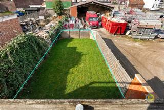 <p><span>Te renoveren bel-étage woning met twee slaapkamers en ruime garage te koop in Vilvoorde. Op zoek naar een woning met potentieel op een strategische ligging? Deze bel-etage woning in de wijk Kassei biedt tal van mogelijkheden voor wie graag renoveert naar eigen smaak. Gelegen op korte afstand van het centrum van Vilvoorde, met vlotte verbinding naar de Brusselse ring, geniet u hier van een uitstekende bereikbaarheid en nabijheid van winkels, scholen en openbaar vervoer. De woning beschikt op het gelijkvloers over een uitzonderlijk ruime garage met mooie plafondhoogte, ideaal voor zelfstandigen, hobbyisten of wie nood heeft aan extra opslagruimte. Aansluitend bevindt zich een praktische atelierruimte. De woning deed in het verleden dienst als uitvalsbasis voor een houtbewerker. Via de inkomhal bereikt u de eerste verdieping, waar zich de leefruimte en de achtergelegen keuken bevinden. Aan de keuken grenst een veranda die extra ruimte en lichtinval biedt, met aansluitend toegang tot een aangenaam en ruim terras. Op deze verdieping vindt u tevens de badkamer, uitgerust met een wastafel, douche en toilet. Op de tweede en tevens bovenste verdieping bevinden zich 2 volwaardige slaapkamers. De woning is momenteel verhuurd. Houd rekening met de energetische renovatieverplichting binnen de 6 jaar na aankoop. Hiervoor kan u mogelijk beroep doen op premies of een renovatielening aan een gunstige rentevoet.</span><span> </span></p>