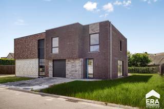 <p><strong>Moderne en vollédig geschilderde nieuwbouwwoning met 4 slaapkamers in een kleine verkaveling centrum Zwevezele</strong></p><p><br /></p><p><strong><u>INDELING:</u></strong></p><p><strong>- Gelijkvloers:</strong> Inkomhal, apart toilet, zeer lichtrijke woonkamer met zit- en eetplaats, zicht op terras en tuin en porte-fenêtre. Open keuken voorzien van alle toestellen en kookeiland. Aansluitend een ruime berging/wasplaats met uitgiebak en garage met sectionale poort.</p><p><strong>- 1ste verdiep:</strong> Nachthall, 4 slaapkamers, apart toilet en ruime badkamer met inloopdouche, ligbad en dubbele lavabo.</p><p><strong>- Tuin: </strong>Zongerichte tuin met aangelegd terras. Ook de oprit werd volledig aangelegd.</p><p><strong>- Omgeving: </strong>Gelegen in een kleinschalige verkaveling in een rustige, doodlopende straat met speel- en petanquebaan.</p><p><br /></p><p><strong><u>PLUSPUNTEN:</u></strong></p><p>+ Volledig geschilderd</p><p>+ Zeer rustig gelegen in kleine verkaveling</p><p>+ Energiezuinig (A Label)</p><p>+ Zonnepanelen</p><p>+ ...</p><p><br /></p><p>Bel vandaag nog voor meer informatie of een bezoek!</p>