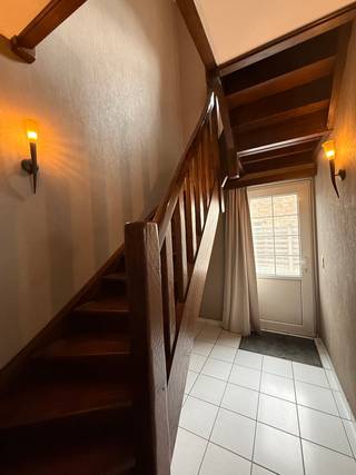 Zeer ruime woning met eventuele handelsruimte (of kangoeroewoning) op 18a 02ca te Balen.<br /><br />Bestaande op de gelijkvloerse verdieping uit: een handelsgedeelte van +/-200m² met momenteel grote professionele keuken en o.a. koelcel, bureel, vestiaire, sanitair, veranda/terras en mooie tuin.<br /><br />De verdieping is in gebruik als woonst en bestaat uit: leefruimte met aansluitend terras, ingerichte keuken, nachthal, wasplaats/berging, apart toilet, 3 slaapkamers en badkamer met douche, lavabo en wastafel.<br /><br />Beide delen hebben een aparte inkom, het gebouw is volledig onderkeldert (+/- 200m²).<br /><br />Verder is er voldoende parkeergelegenheid voor en rondom het pand voor clienteel en beschikt het over 2 carports en een extra garage, dit alles afgesloten door 2 automatische poorten.<br /><br />Deze volledig instapklare handelswoning kan worden aangewend voor verschillende activiteiten en biedt een ruime werk- en woonplek op een schitterende locatie.<br /><br />Contacteer ons kantoor voor meer info of een bezoek ter plaatse via 0472/533.946 of mail info@immo-b.be!