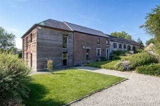 REGIO TUSSEN NAMEN EN LUIK: LANDELIJK WONEN EN WERKEN IN STIJL!Welkom in deze karaktervolle en stijlvolle woning waar rust, ruimte en functionaliteit...