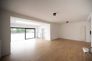 <p>Dit prachtige duplexappartement werd volledig gerenoveerd met hoogwaardige materialen, waarbij veel aandacht werd besteed aan duurzaamheid, energiezuinigheid en wooncomfort.</p><p>Op de eerste verdieping bevinden zich de ruime leefruimte en de volledig uitgeruste keuken. Bij het binnenkomen ervaart u meteen het aangename ruimtegevoel. De keuken werd strategisch aan de voorzijde ingericht, waardoor de lichtrijke leefruimte dankzij de grote raampartijen rechtstreeks uitgeeft op het indrukwekkende terras. Hier geniet u in alle rust van het buitenleven.</p><p>Op deze verdieping bevindt zich bovendien een eerste slaapkamer, die desgewenst ook perfect kan worden ingericht als bureau of thuiswerkplek.</p><p>De tweede verdieping biedt plaats aan nog twee volwaardige slaapkamers en een ruime badkamer. Deze is uitgerust met een ligbad, een comfortabele inloopdouche, een dubbele wastafel en een tweede toilet.</p><p>De verdiepingen zijn met elkaar verbonden via een stijlvolle mezzanine, die bijdraagt aan het open en ruimtelijke karakter van het appartement.</p><p>Dankzij de flexibele indeling kan de ruimte op de eerste verdieping perfect worden afgestemd op uw woonbehoeften. Kiest u ervoor om deze in te richten als slaapkamer, dan kan de mezzanine op de bovenverdieping bijvoorbeeld dienstdoen als bureau of werkruimte.</p><p>Een smaakvol gerenoveerd duplexappartement dat ruimte, licht, comfort en duurzaamheid op een harmonieuze manier combineert.</p><p>Verder is er voor deze huurder een ruime parkeerplaats voorzien, rechts in de garage.  Er is een fietsenstalling en een ruimte voor het plaatsen van de afvalcontainers.</p>