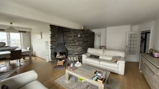 <p><span>Instapklare aandachtstrekker in Hoboken met 80 m² bewoonbare oppervlakte, verdeeld over 1 slaapkamer en 1 badkamer. Dit appartement combineert ruimte, licht en comfort in een rustige, groenrijke omgeving.</span></p><p><span>Originele indeling was het een 3 slaapkamer appartement, dit kan met een eenvoudige aanpassing terug zo ingedeeld worden.</span></p><p><span>De uitnodigende living baadt in natuurlijk daglicht dankzij grote ramen en geeft uit op een zonnig balkon met vrij uitzicht over bomen en de stad. Een stijlvolle natuurstenen haardwand zorgt voor extra sfeer in de zithoek, terwijl de open verbinding met de eet- en keukengedeelte een praktische, ruime leefruimte creëert.</span></p><p><span>In de woonkamer en zijn elektrische screens aan de buitenzijde van de ramen, in de slaapkamer elektrische rolluiken.</span></p><p><span>De moderne keuken is volledig uitgerust met vaatwasser, wasmachine, oven en kookplaat. Achterwand in patroontegels en voldoende opbergruimte maken van koken een plezier.</span></p><p><span>De slaapkamer is erg ruim aangezien dit er ooit 2 waren, voorzien van een grote inbouwkast en een accentwand met een bosmotief voor een ontspannen sfeer. De badkamer beschikt over een douchecabine en een wastafelmeubel, met nette afwerking.</span></p><p><span>Optioneel garagebox mee aan te kopen.</span></p><p><span>Verdiepingskenmerken: houten vloer in alle leefruimtes, praktische berging en een heldere indeling die het wonen aangenaam maakt. <br />Benieuwd? Maak snel uw afspraak op www.immodelaet.be of op 036440088</span></p>