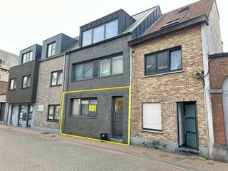 <p><span>Prachtig gelijkvloers appartement, recent volledig gerenoveerd en instapklaar. </span></p><p><span>Dit lichtrijke appartement beschikt over één ruime slaapkamer met ingebouwde kasten. </span></p><p><span>De zeer grote woonkamer van maar liefst 55 m² met open, volledig ingerichte keuken vormt het hart van de woning en biedt een aangenaam gevoel van ruimte en comfort. </span></p><p><span>Dankzij het uitzonderlijk hoge schuifraam over de volledige breedte geniet u van een prachtig zicht op het westgericht terras en de tuin, waar u in alle rust van de namiddag- en avondzon kunt genieten. </span></p><p><span>De moderne badkamer is uitgerust met een douche, lavabo en stijlvol badkamermeubel. </span></p><p><span>Er is een aparte berging met aansluiting voor wasmachine en droogkast.</span></p><p><span>Dit appartement combineert hedendaags wooncomfort met een uitstekende indeling en is onmiddellijk beschikbaar.</span></p><p><span>Contacteer ons snel voor een bezichtiging op het nummer 015 200 999 of info@vastgoedplus.be.</span></p>