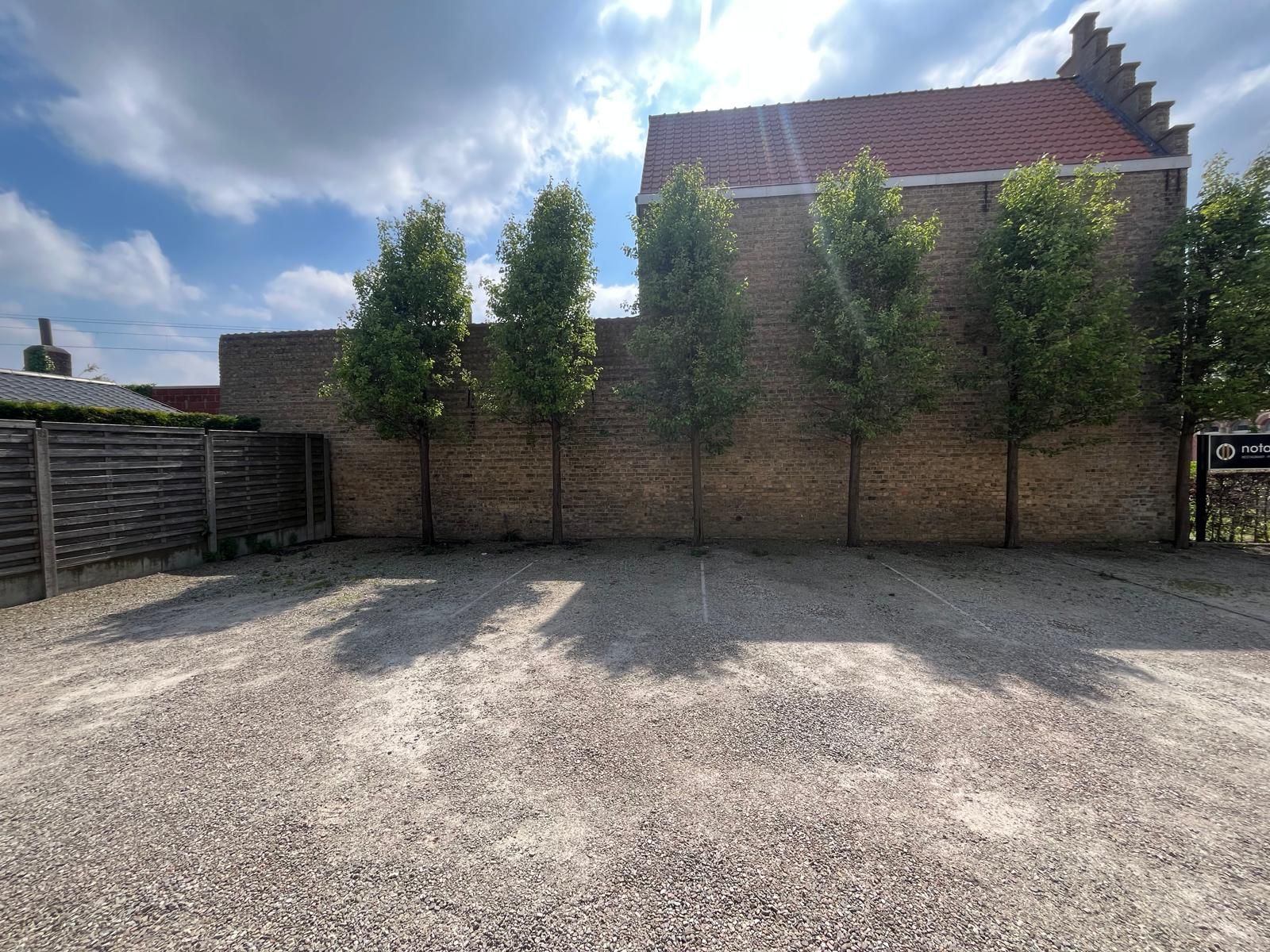 3 autostaanplaatsen in het centrum van Diksmuide te huur - foto 3