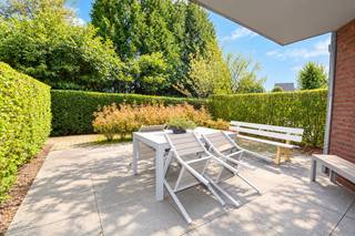Gelijkvloers appartement op een absolute toplocatie te centrum Ranst, bestaande uit: ruime inkomhal met apart toilet met handenwasser; riante leefruimte met toegang tot een zuidoost gericht terras (36 m²!); open keuken voorzien van keramische kookplaat, dampkap, combi-oven, koelkast en vaatwasser; handige bijkeuken met aansluiting voor wasmachine; ruime slaapkamer; badkamer met ligbad, douche en lavabomeubel. Tevens beschikt het appartement over een privatieve kelderberging en een gemeenschappelijke fietsenstalling. Centrale verwarming op aardgas en ramen in aluminium schrijnwerk met dubbele beglazing. Provisie maandelijkse kosten: 80 euro. EPC: 124 kWh/m². Onmiddellijk beschikbaar of overeen te komen.