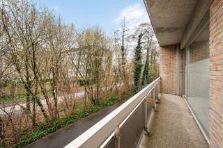 - Centrale ligging in Roeselare: Lindenstraat 66 bus 2- Studio op de eerste verdieping- Lichtrijke leefruimte- Terras- Keuken met handige, aanpalende...