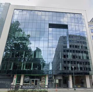 Kantoor te huur met ideale ligging in het hart van de Europese wijk. Talrijke faciliteiten in de onmiddellijke omgeving (winkels, bars, restaurants, fitnesscentrum, parkeergarage, enz.)<br />Gemakkelijk bereikbaar met het openbaar vervoer.<br />Parkeerplaats beschikbaar: €1.600/plaats/jaar