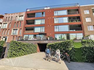 <p><strong>AANGENAAM 2-SLAAPKAMERAPPARTEMENT met OVERDEKT TERRAS – CENTRUM KAPELLEN</strong></p>
<p><br />Op zoek naar een aangenaam appartement met twee slaapkamers, een zonnig terras en een groen uitzicht? Dit appartement in het centrum van Kapellen heeft heel wat troeven! Het zuidwestelijk georiënteerde, overdekte terras van 8,5 m² laat u zowel in de zomer als in de winter genieten van het buitenleven. Bovendien bevinden winkels, openbaar vervoer en andere voorzieningen zich binnen handbereik. Een fijne plek om thuis te komen!</p>
<p><strong><br />Wat maakt dit appartement zo aantrekkelijk?</strong></p>
<p><strong>Inkomhal </strong>met vestiairekast.</p>
<p>Ruime en lichtrijke <strong>woonkamer </strong>met aansluitend een volledig <strong>ingerichte open keuken</strong>. Deze beschikt over voldoende opbergruimte en is uitgerust met een vaatwasser, elektrisch fornuis, dampkap, oven, koelkast en diepvries.</p>
<p>Zuidwestelijk georiënteerd, <strong>overdekt terras </strong>van 8,5 m² met een weids uitzicht, waar u het hele jaar door van kunt genieten.</p>
<p><strong>Twee </strong>volwaardige <strong>slaapkamers</strong>, bereikbaar via de nachthal.</p>
<p><strong>Badkamer </strong>met lavabo in meubel, ligbad en ruime inloopdouche.</p>
<p>Praktische <strong>berging </strong>met de cv-ketel en aansluiting voor uw wasmachine.</p>
<p>Stijlvolle vloer doorheen het volledige appartement, die zorgt voor een harmonieus geheel en een ruimtelijk gevoel.</p>
<p><strong>Fietsenstalplaats </strong>in openlucht achter het gebouw.</p>
<p><strong><br />Kortom:</strong></p>
<p>Een tof en praktisch ingedeeld appartement met twee slaapkamers, een aangenaam terras, een open en ongehinderd uitzicht, pal in het centrum van Kapellen.</p>
<p>Nog niet overtuigd? Kom de sfeer ter plaatse opsnuiven en ontdek zelf wat dit appartement te bieden heeft. Misschien bent u wel meteen verkocht!</p>
<p><br />Algemene onkosten op basis van laatste jaarafrekening: <strong>€85/maand</strong>.<br />EPC: <strong>102kWh/jaar</strong> ... doemme toch, net geen A ;-)<br /><br />De foto's zonder meubels, zijn van een identiek appartement op een lagere verdieping.</p>
<p></p>
<p></p>