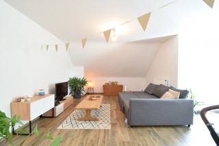 Ruim Triplex appartement met 3 slaapkamers, terras en grote inpandige garage. Het appartement maakt deel uit van de kleinschalige...