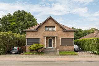 <p>Ontdek deze ruime en karaktervolle villa op een uitstekende ligging in Machelen, op de grens met Vilvoorde. Deze eigendom combineert royale leefruimtes, een prachtige tuin en tal van praktische voorzieningen, waardoor ze de ideale woning vormt voor gezinnen die op zoek zijn naar ruimte, comfort en privacy.</p>
<p>Bij het betreden van de woning wordt u verwelkomd in een ruime inkomhal die meteen een gevoel van grandeur uitstraalt. Op het gelijkvloers bevindt zich een grote slaapkamer met een eigen badkamer, ideaal als master suite, gastenkamer of voor wie graag gelijkvloers woont. Verder beschikt de villa over een lichtrijke woonkamer en een aparte eetkamer die samen een aangename leefomgeving creëren voor het hele gezin. De zeer ruime keuken biedt meer dan voldoende werk- en opbergruimte en wordt aangevuld met een praktische berging. Een afzonderlijk toilet vervolledigt deze verdieping.</p>
<p>Vanuit de leefruimtes heeft u toegang tot een indrukwekkend terras van ongeveer 40 m² dat uitkijkt op de grote tuin. Deze buitenruimte vormt de perfecte plek om te genieten van zonnige dagen, gezellige diners met familie en vrienden of gewoon van de rust en het groen rondom de woning.</p>
<p>Op de eerste verdieping bevinden zich drie ruime slaapkamers, waarvan één beschikt over een eigen dressing. Daarnaast is er een bijzonder grote badkamer met een tweede toilet, wat zorgt voor optimaal comfort voor het hele gezin.</p>
<p>De woning beschikt bovendien over een ruime kelder die tal van mogelijkheden biedt als opslagruimte, hobbyruimte of werkatelier. Buiten geniet u van een uitzonderlijk grote tuin die een oase van rust vormt. Achteraan de tuin bevindt zich een grote garage, terwijl aan de achterzijde van de villa nog twee extra garages aanwezig zijn. Op hetzelfde niveau als de tuin bevindt zich bovendien een bijkomend ruim terras, waardoor u op verschillende plaatsen rondom de woning van het buitenleven kunt genieten.</p>
<p>Een bijkomende troef is dat het dak enkele jaren geleden volledig werd vernieuwd, wat de woning extra waarde en gemoedsrust geeft voor de toekomst.</p>
<p>Dankzij de combinatie van royale ruimtes, meerdere garages, een prachtige tuin en een strategische ligging nabij Vilvoorde, Brussel en de belangrijkste invalswegen, biedt deze villa een unieke kans voor wie op zoek is naar een ruime gezinswoning met bijzonder veel potentieel.</p>