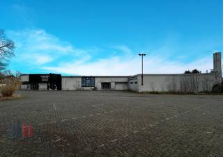 Deze unieke eigendom heeft een totale oppervlakte van 5.023 m², bestaande uit een veelzijdig bedrijfsgebouw van 2.660m²  (showroom, winkel,...
