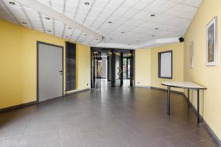 Dit veelzijdige handelspand in Merksem biedt een waaier aan mogelijkheden voor wie op zoek is naar ruimte, flexibiliteit en een strategische ligging. Het pand leent zich perfect voor de inrichting van kantoren, praktijkruimtes of een andere professionele invulling, maar kan – mits de nodige aanpassingen en vergunningen – ook worden omgevormd tot een appartement.<br /><br /><u><strong>Indeling: </strong></u><br />Bij het betreden van het pand komt u in een ruime, open inkomzone die ideaal is als kantoorruimte, ontvangstruimte of open werkplek. Dankzij de royale oppervlakte en indeling kan deze ruimte volledig naar eigen noden worden ingericht.<br /><br />Achteraan bevindt zich een verbonden bijgebouw, wat extra ruimte en functionaliteit biedt. Hier zijn meerdere toiletten aanwezig, evenals een aparte keuken met aansluitende berging – praktisch voor zowel professioneel gebruik als een eventuele woonfunctie.<br /><br />Dit pand onderscheidt zich door zijn veelzijdigheid en potentieel. Of u nu een ondernemer bent op zoek naar een nieuwe uitvalsbasis, een investeerder met een herbestemmingsproject in gedachten, of iemand die wonen en werken wil combineren: dit pand biedt bijzonder veel mogelijkheden.<br /><br />Ziet u hier potentieel? Wij vertellen u graag meer. Neem vandaag nog contact met ons op.<br /><br />Troeven van dit pand: <br />Gunstige locatie. <br />Bijzonder veel mogelijkheden. <br />Onmiddellijk beschikbaar. <br /> 