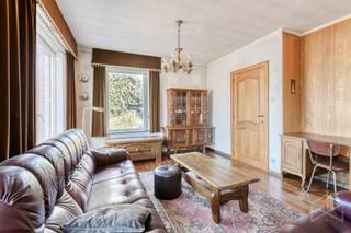 <strong>Halfopen woning op een perceel van 10a 69ca te koop in Schoot, Tessenderlo</strong><br /><br />In het centrum van Schoot (Tessenderlo) vinden we deze leuke halfopen bebouwing. De woning is centraal gelegen met een vlotte verbinding naar de E313. Een supermarkt, scholen, horeca en openbaar vervoer zijn eveneens vlot bereikbaar. Verder is de woning kort gelegen bij natuurgebied Gerhagen, ideaal voor natuurliefhebbers.<br /><br />We betreden de woning via de inkomhal die uitgeeft op de ruime leefruimte (32,4m²). De leefruimte werd gezellig ingericht en voorzien van een mazoutkachel. Naast de leefruimte bevindt zich de keuken (13,7m²) met zicht op de tuin. De keuken is uitgerust met een kookvuur met dampkap en een spoelbak. Achter de keuken is een berging met aansluiting voor wasmachine en droogkast. Verder bevindt zich hier ook het aparte toilet.<br /><br />Op de eerste verdieping bevinden zich drie ruime slaapkamers (12,6m², 16m² en 15,6m²) en de badkamer. De masterbedroom heeft een leuk balkon aan de voorzijde van de woning.<br /><br />Voor het parkeren van de wagen, of voor extra opslagruimte, is er een garagebox (19,15m²) met berging (8,3m²).<br /><br />De woning heeft een prachtige zuid georiënteerde tuin (10a 69ca) waar het heerlijk vertoeven is.<br /><br />De centrale verwarming gebeurt via een mazoutkachel in de leefruimte. De muren en het dak zijn geïsoleerd en de ramen zijn voorzien van HR-beglazing (PVC). De berekende energiescore bedraagt 385 kWh/m²jaar wat resulteert in een energielabel D.<br /><br />Spreekt deze leuke halfopen woning jullie aan? Contacteer ons via info@bosmanvastgoed.be voor meer info of een bezoek ter plaatse. Wij helpen jullie graag verder!
