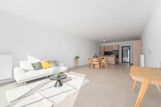 Recent gerenoveerde gezinswoning in de Veldekensstraat, op korte afstand van het centrum van Zele!Deze woning combineert een hoge afwerkingsgraad met...