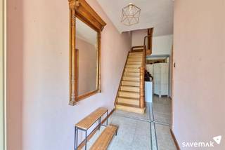 <p><span> </span></p><p><span>Au rez-de-chaussée, nous avons un salon à l'agencement d'origine avec un parquet, et ces parquets ainsi que ces touches de bois se retrouvent dans toute la maison. </span></p><p><span> </span></p><p><span>La cuisine est spacieuse et fonctionnelle, et un espace de rangement est aménagé juste derrière.</span></p><p><span> </span></p><p><span>Au premier étage, on trouve la salle de bains, deux chambres et une petite pièce qui peut parfaitement servir de dressing.</span></p><p><span> </span></p><p><span>Les combles, accessibles par un escalier fixe, peuvent être aménagés en troisième chambre, en atelier ou en « man cave ». </span></p><p><span> </span></p><p><span>À l'extérieur, le jardin est encore à l'état brut, mais il peut certainement être transformé en un véritable petit bijou. </span></p><p><span> </span></p><p><span>Obligation de rénovation des bâtiments résidentiels applicable.<br />Plus d'infos : <span>https://energiesparen.be/renovatieverplichting</span></span></p><p><span> </span></p><p><span>Mesures administratives dans le registre des mesures : non</span><span> </span></p><p><span> </span></p><p><span> </span></p><p><span> </span></p>
