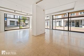 Gelegen in het centrum van Sint-Niklaas en op wandelafstand van het station biedt dit polyvalente handelspand een uitstekende opportuniteit voor ondernemers, zelfstandigen, vrije beroepen en investeerders die op zoek zijn naar een commerciële ruimte met tal van mogelijkheden Dankzij de flexibele indeling leent het pand zich perfect voor uiteenlopende activiteiten zoals een winkel, een showroom, kantoor, praktijkruimte of dienstverlenende onderneming. Het pand geniet een goede zichtbaarheid en bereikbaarheid en biedt u een toonzaal, meerdere vergader- en kantoorruimtes, een keuken, sanitaire voorzieningen, een grote garage/magazijn en een dakterras. Op wandelafstand van de Grote Markt en in de nabijheid van scholen, winkels en horeca. Goede verbinding naar E17 en N70. Kortom, een unieke kans om uw ondernemingsplannen vorm te geven op een locatie waar zichtbaarheid, flexibiliteit en groeipotentieel samenkomen. Aarzel dus niet en boek vandaag nog uw afspraak zodat u ter plaatse de mogelijkheden van dit pand kan ontdekken.