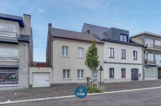 CHARMANT HANDELSHUIS IN HET CENTRUM VAN AS ! <br /><br />We vinden deze woning met een bewoonbare oppervlakte van 148 m² terug op een perceel van 3a 44ca te As.<br />Voor meer informatie, neem zeker een kijkje op onze website via de volgende link:<br />https://www.sterkvastgoedmakelaars.be/detail/te-koop-woning-as/7667703?dosearch=True&flowstatus=ForSale,ForSaleReserved,ForSaleWithBid,ToCompleteForSale,SoldUnderReserve,Sold&pageindex=1&pagesize=12&searchpage=ForSale&sortdirection=DESC&sortfield=pub_flowstatus&transactiontype=Sale