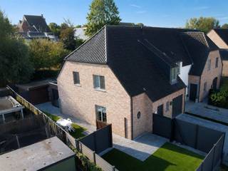 <h3><span>Moderne en instapklare woning met 3 slaapkamers in Vichte</span></h3><p><span>Op zoek naar een recente, comfortabele woning met voldoende ruimte en een onderhoudsvriendelijke buitenomgeving? Deze verzorgde woning in </span><span>Vichte</span><span> combineert modern wooncomfort met een praktische indeling en gezellige leefruimtes.</span></p><p><span>Bij het binnenkomen valt meteen de aangename en ruime woonkamer op. Deze staat rechtstreeks in verbinding met de </span><span>volledig ingebouwde keuken</span><span>, waardoor koken en gezellig samenzijn mooi samenkomen. De leefruimte werd bovendien uitgebreid met een </span><span>ruime en gezellige veranda</span><span>, een heerlijke plek om het hele jaar door van het zicht op de tuin en de extra leefruimte te genieten.</span></p><p><span>Op de verdieping bevinden zich </span><span>drie volwaardige slaapkamers</span><span> en een </span><span>ruime badkamer</span><span>, uitgerust met zowel een comfortabel ligbad als een praktische inloopdouche.</span></p><p><span>Ook op het vlak van bergruimte en parkeergelegenheid heeft deze woning heel wat te bieden. Zo beschikt de woning over een </span><span>inpandige garage</span><span>, terwijl de </span><span>ruime oprit voor de woning</span><span> extra parkeermogelijkheden biedt.</span></p><p><span>Buiten geniet je van een </span><span>onderhoudsvriendelijke tuin</span><span> met terras en kunstgras. Daarnaast is er nog een handige </span><span>tuinberging</span><span>, ideaal voor fietsen, tuinmateriaal en andere spullen.</span></p><p><span>Deze recente woning is dan ook een uitstekende keuze voor wie op zoek is naar een </span><span>comfortabele en praktische gezinswoning in een aangename omgeving in Vichte</span><span>, met alle nodige voorzieningen voor hedendaags wooncomfort.</span></p>