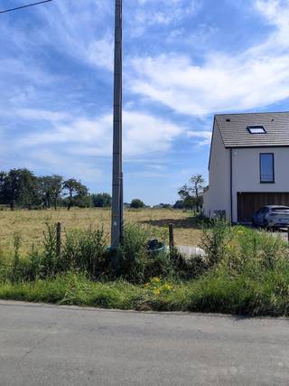 Unieke bouwgrond (1.060 m²) voor halfopen bebouwing in Opwijk.<br /><br />Beschrijving:<br /><br />Bent u op zoek naar de perfecte plek om uw droomwoning te realiseren? Deze residentieel gelegen bouwgrond in het rustige en vlot bereikbare Opwijk biedt u alle ruimte en vrijheid. Met een indrukwekkende diepte van bijna 101 meter geniet u hier van een uitzonderlijk grote tuin.<br />De grond wordt rechtstreeks uit de hand verkocht (zonder makelaar), wat zorgt voor een transparante en vlotte afhandeling.<br /><br />Troeven van het perceel:<br /><br />•Totale oppervlakte: 1.060 m²<br />•Straatbreedte: 10,5 meter<br />•Perceeldiepte: Maar liefst ± 101 meter<br />•Type bebouwing: Geschikt voor een ruime halfopen bebouwing (aanbouwzijde rechts)<br />•Oriëntatie tuin: Ideaal gesitueerd voor zonnekloppers (prachtige lichtinval!)<br />•Nutsvoorzieningen: Elektriciteit, water, internet en riolering zijn reeds aanwezig in de straat.<br />•Beschikbaarheid: De pachter heeft voorkooprecht en er moet rekening gehouden worden met een opzegtermijn voor de pacht. Hier kunnen kosten aan verbonden zijn.<br /><br />Ligging:<br /><br />Het perceel bevindt zich in een rustige, residentiële straat. Op wandel- en fietsafstand vindt u een lokale school, supermarkt en openbaar vervoer (vlotte trein- en busverbindingen).<br />Bovendien ligt Opwijk uiterst centraal en strategisch tussen Brussel, Aalst en Dendermonde.<br /><br />Wettelijke informatie:<br /><br />•Stedenbouwkundige bestemming: Woongebied<br />•Bouw- en verkavelingsvoorschriften: Op aanvraag digitaal beschikbaar.<br />•Overstromingsrapport: P-score: A (geen overstromingskans) / G-score: A<br />•Bodemattest: Blanco bodemattest beschikbaar, op aanvraag via email.<br /><br />Interesse?<br />De grond is op elk moment vrij te bezichtigen vanaf de straatkant ter plaatse: Klaarstraat, links van huisnummer 93.<br />Voor het opvragen van het volledige informatiedossier (inclusief de stedenbouwkundige voorschriften) of het uitbrengen van een schriftelijk bod, kunt u rechtstreeks contact met mij opnemen.<br /><br />Geen makelaars gewenst a.u.b.<br />