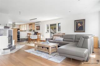 Achter deze gevel in Beringen schuilt een eigendom die meer te bieden heeft dan je op het eerste zicht zou vermoeden. Een halfopen...