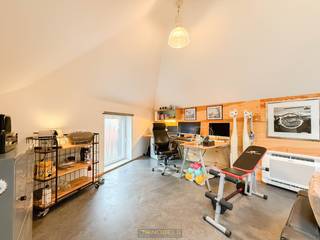 <strong>VEELZIJDIG EN ENERGIEZUINIG MAGAZIJN VAN 160M²</strong> met <strong>GEÏNTEGREERDE KANTOORRUIMTE</strong> en <strong>VOLLEDIGE, BEGAANBARE ONDERKELDERING </strong>(vrije hoogte van 1,85m) bevindt zich op een vlot bereikbare ligging in Ronse. De <strong>RECENTE RENOVATIES</strong> zorgen voor een <strong>TOEKOMSTGERICHTE WERKOMGEVING</strong>: de <strong>VERNIEUWDE BETONNEN VLOEREN</strong> en <strong>SECTIONALE POORT (3M X 2,7M) </strong>garanderen een solide basis voor diverse toepassingen, terwijl een <strong>WARMTEPOMP, ZONNEPANELEN, DAKISOLATIE VAN 20 CM EN MUURISOLATIE VAN 8 CM</strong> bijdragen aan een optimaal energieverbruik. Dankzij de <strong>RUIME KELDER</strong> is <strong>EXTRA OPSLAGCAPACITEIT</strong> verzekerd, wat dit pand bijzonder geschikt maakt voor <strong>ZELFSTANDIGEN, VRIJ BEROEP, PERSONAL COACHING</strong> die nood hebben aan zowel <strong>FUNCTIONELE WERKRUIMTE ALS LOGISTIEKE ONDERSTEUNING</strong>. Kortom, een slimme investering in <strong>DUURZAME INFRASTRUCTUUR</strong>, ideaal voor wie op zoek is naar een <strong>PROFESSIONEEL PAND DAT KLAAR IS VOOR DE TOEKOMST</strong>.<br /><br />Adres: Langehaag 103 te Ronse<br /><br />Energie-Label A